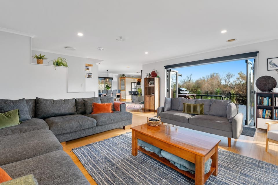 Library, Living room, Seating area