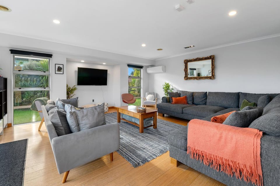 TV and multimedia, Living room, Seating area, Evening entertainment