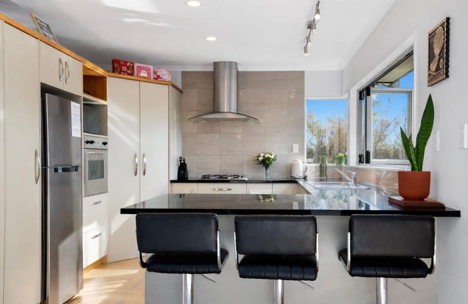 Kitchen or kitchenette, Dining area, oven, pet friendly, stove
