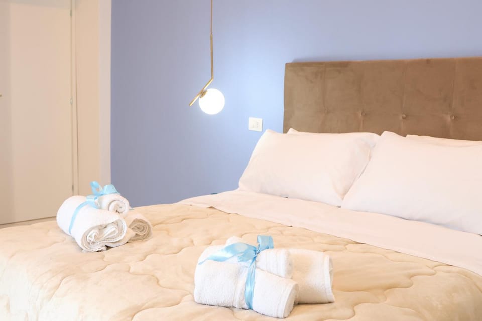 Bed, Bedroom, towels