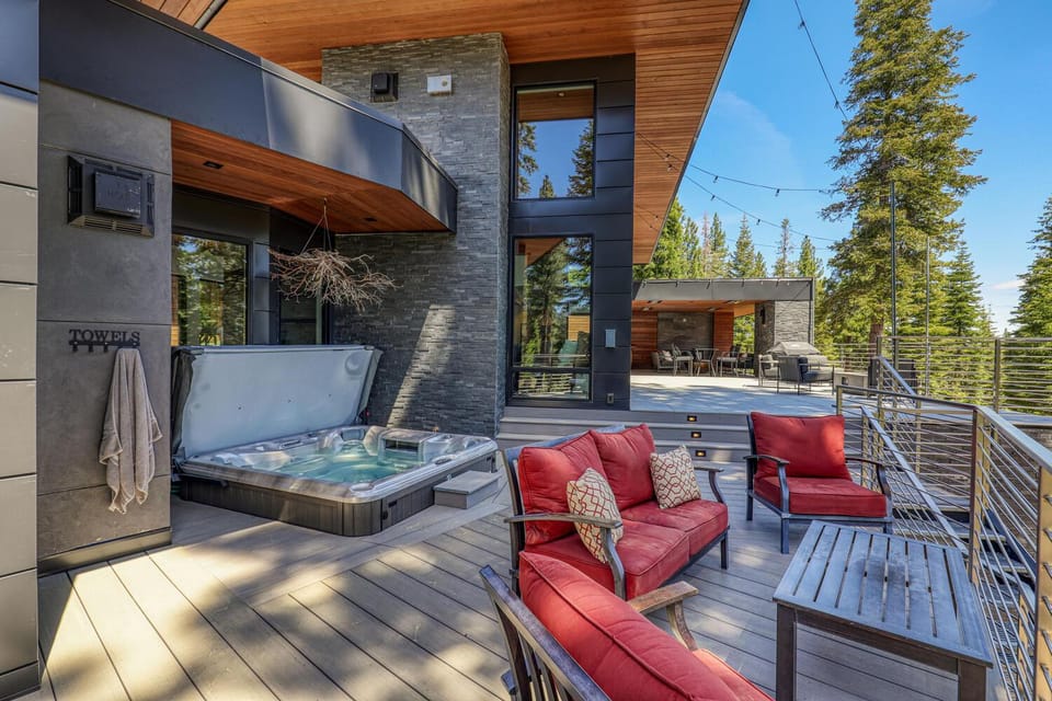 Elegance at Schaffer's Mill - Luxury 4 BR, Private Hot Tub, Pet Friendly! House in Sierra Nevada