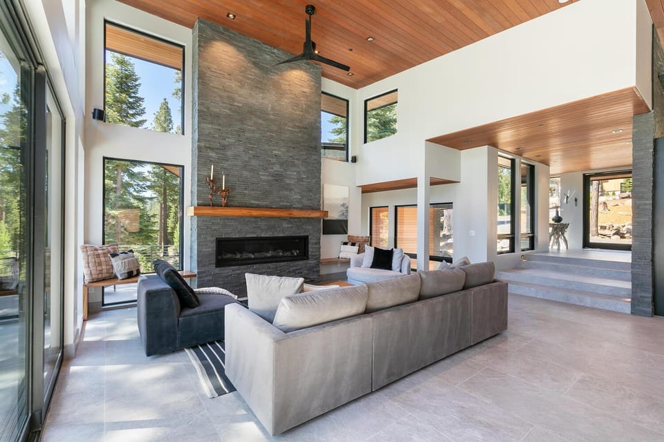 Elegance at Schaffer's Mill - Luxury 4 BR, Private Hot Tub, Pet Friendly! House in Sierra Nevada
