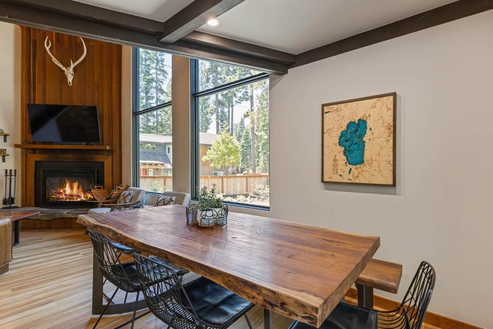 Four Summits- Hot Tub- Pool Table- Short Drive to Ski Resorits House in Lake Tahoe