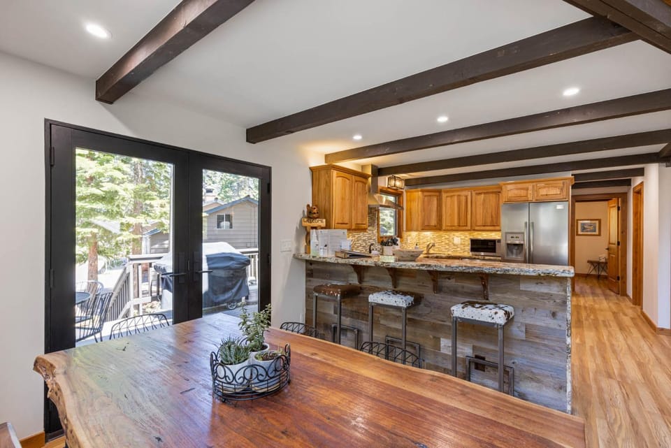 Four Summits- Hot Tub- Pool Table- Short Drive to Ski Resorits House in Lake Tahoe