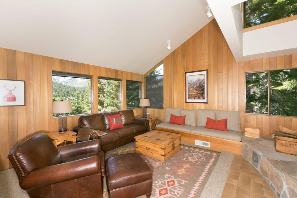 Juniper at Alpine - Private Hot tub, Pet Friendly & Free Shuttle to Slopes House in Sierra Nevada