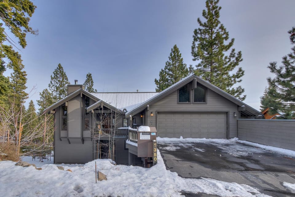 Kings Way Lake View by Tahoe Getaways - Spacious 4 BR w Private Hot Tub, Pool Table! House in Tahoe Vista