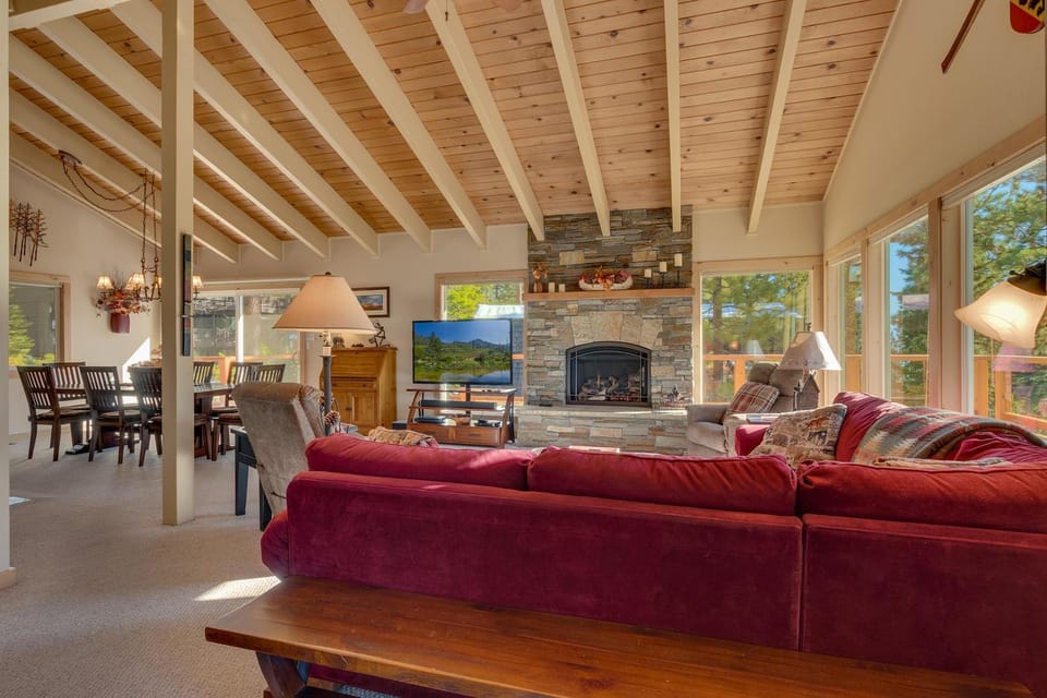 Lake Haven at Dollar Point - Spacious 4 BR w Lake Views, Sauna, Near Ski Resorts! House in Dollar Point