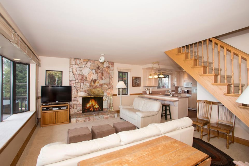 Lakeside Escape - Beautiful Lakefront, Pier, Wood Fireplace, Private Hot Tub House in Tahoe Vista