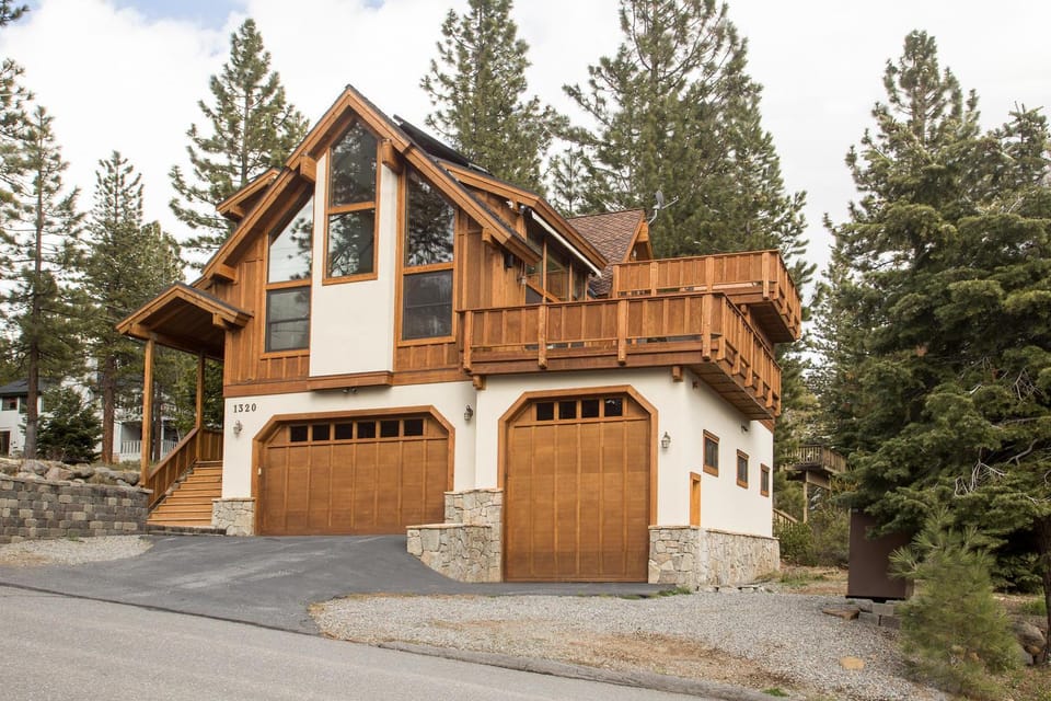 Look Out Lodge - On North Shore w Lake View, Hot Tub, Pool Table and Pet Friendly House in Tahoe Vista