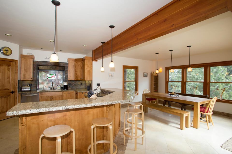 Look Out Lodge - On North Shore w Lake View, Hot Tub, Pool Table and Pet Friendly House in Tahoe Vista
