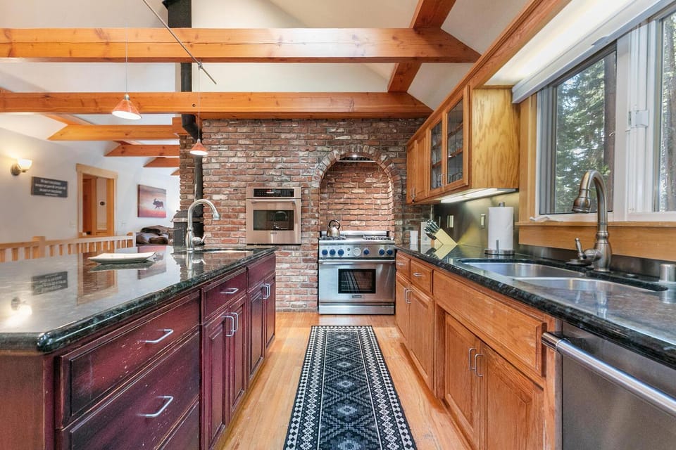 Lupine Lodge at Tahoe Park on the West Shore - Hot Tub, Beach Access, Near Ski Resorts! House in Tahoe City