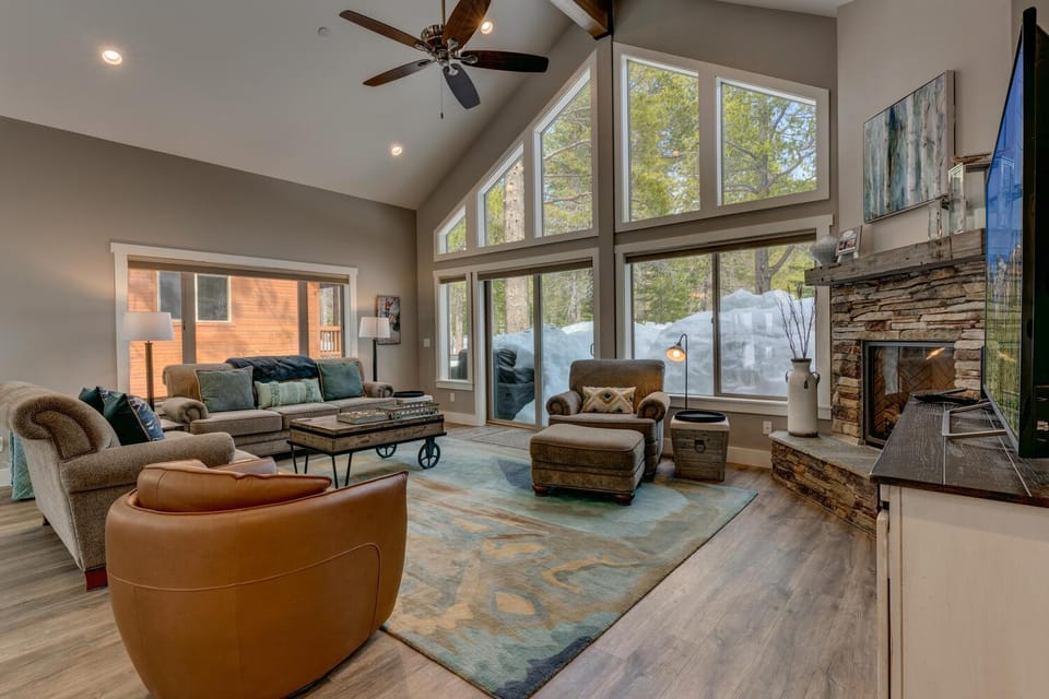 Mountain Jewel in Tahoe Donner - Beautiful 4 Bedroom w Hot tub, Access to HOA Amenities House in Truckee