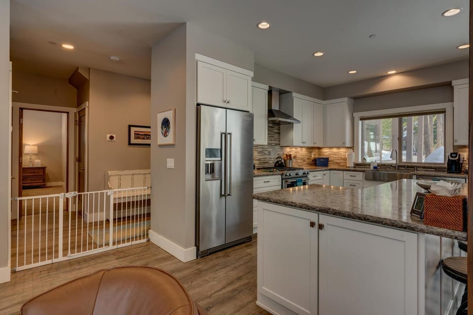Mountain Jewel in Tahoe Donner - Beautiful 4 Bedroom w Hot tub, Access to HOA Amenities House in Truckee