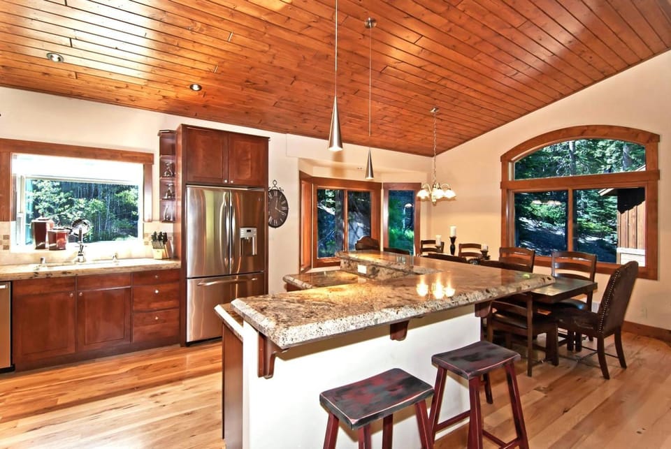 Rooney Ridge - Luxury 2600 Sq Ft, Cozy Fireplace, Family Room, Ping Pong Table! House in Lake Tahoe