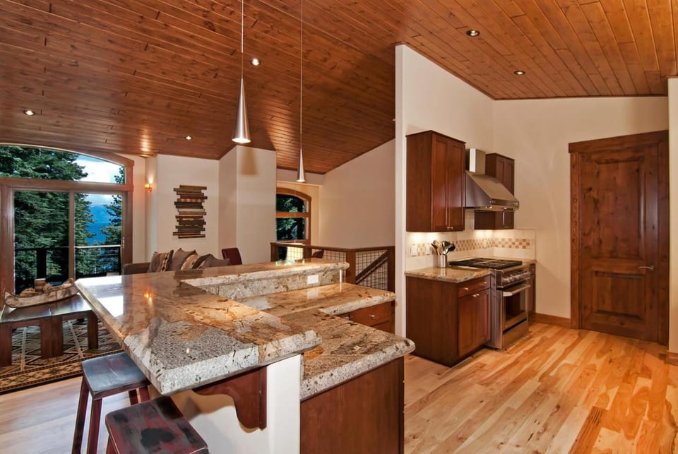 Rooney Ridge - Luxury 2600 Sq Ft, Cozy Fireplace, Family Room, Ping Pong Table! House in Lake Tahoe