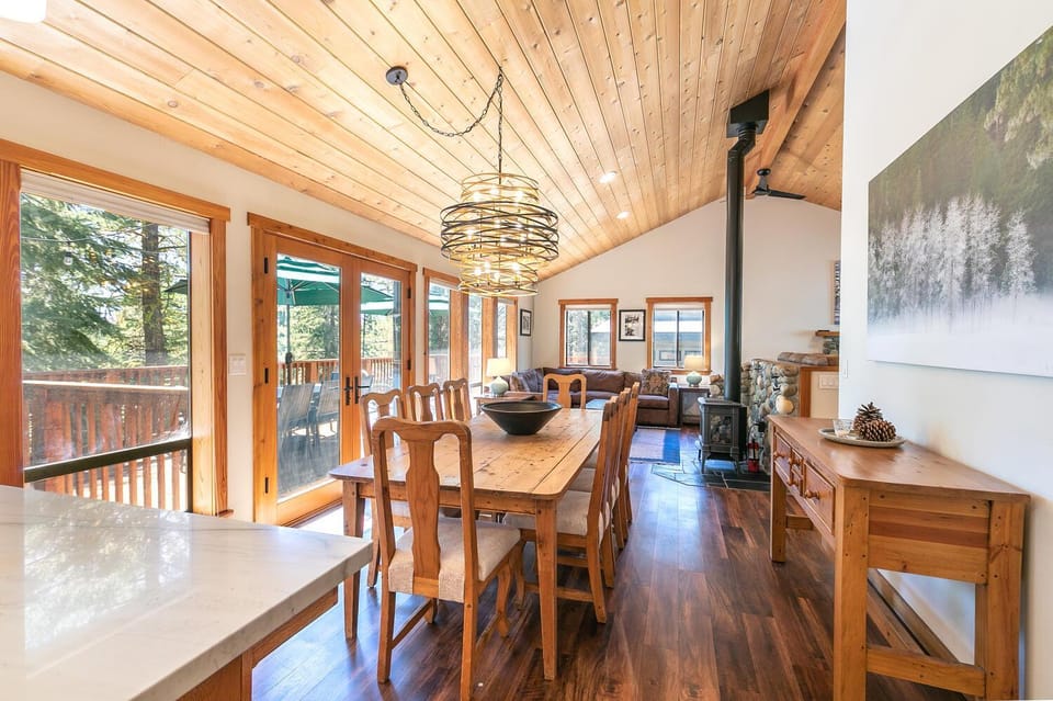 Shady Pines at Tahoe Donner- Serene Forest Retreat, 2 Gas Fireplaces, Sauna House in Truckee