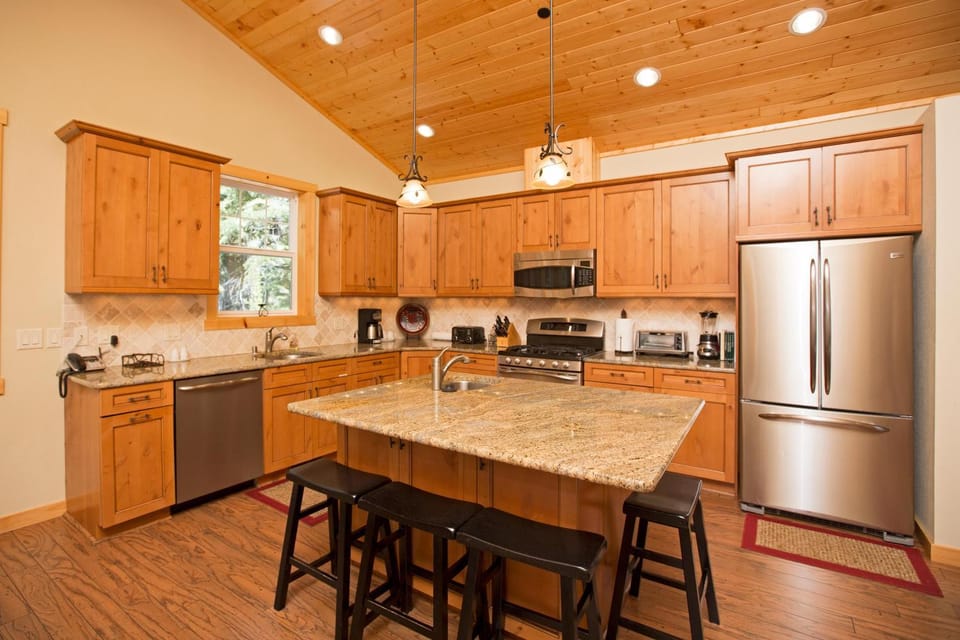 Sans Souci Terrace on the West Shore- 4 BR Cabin, Avail as a Ski Lease, Near Skiing! Cabin in Homewood