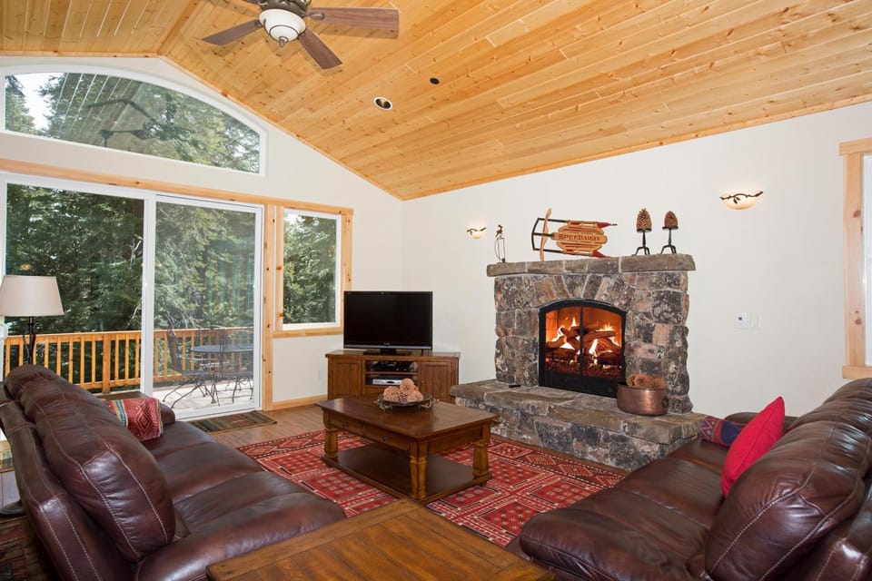 Sans Souci Terrace on the West Shore- 4 BR Cabin, Avail as a Ski Lease, Near Skiing! Cabin in Homewood