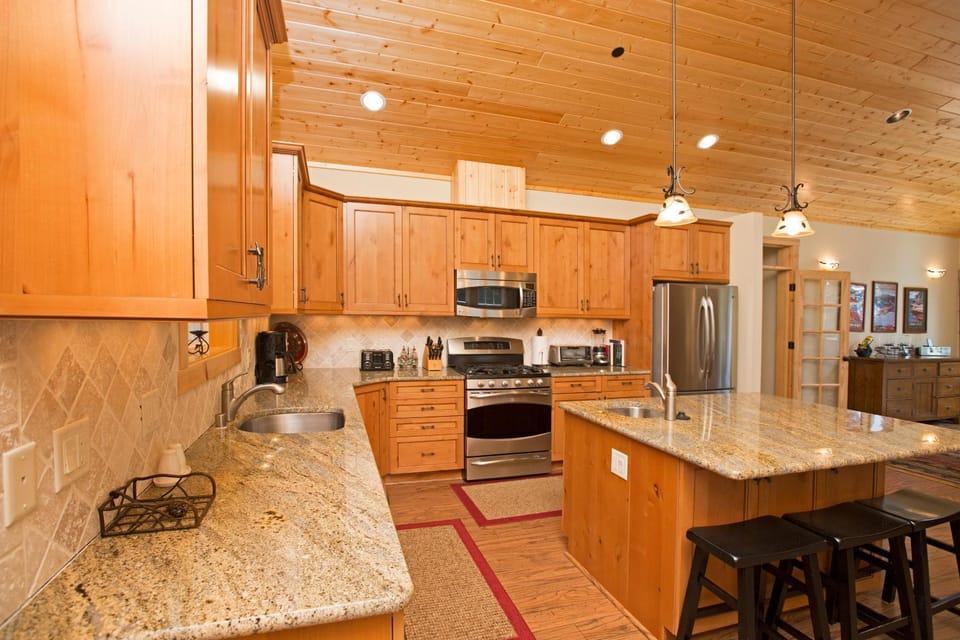 Sans Souci Terrace on the West Shore- 4 BR Cabin, Avail as a Ski Lease, Near Skiing! Cabin in Homewood