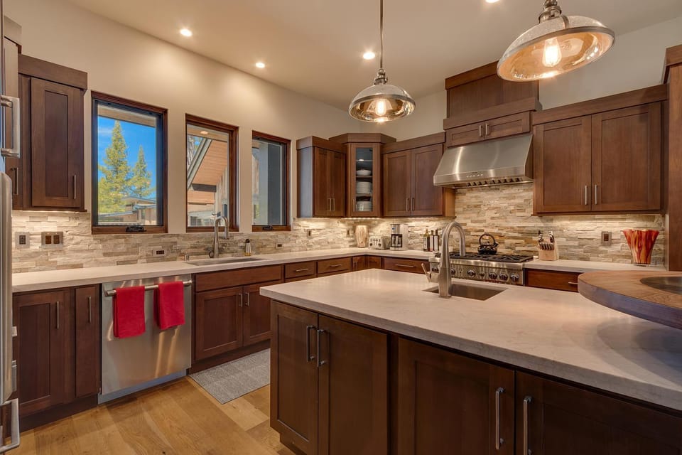 Sage Hen at Grays Crossing - Gorgeous 4BR 4BA Home w Private Hot Tub House in Truckee