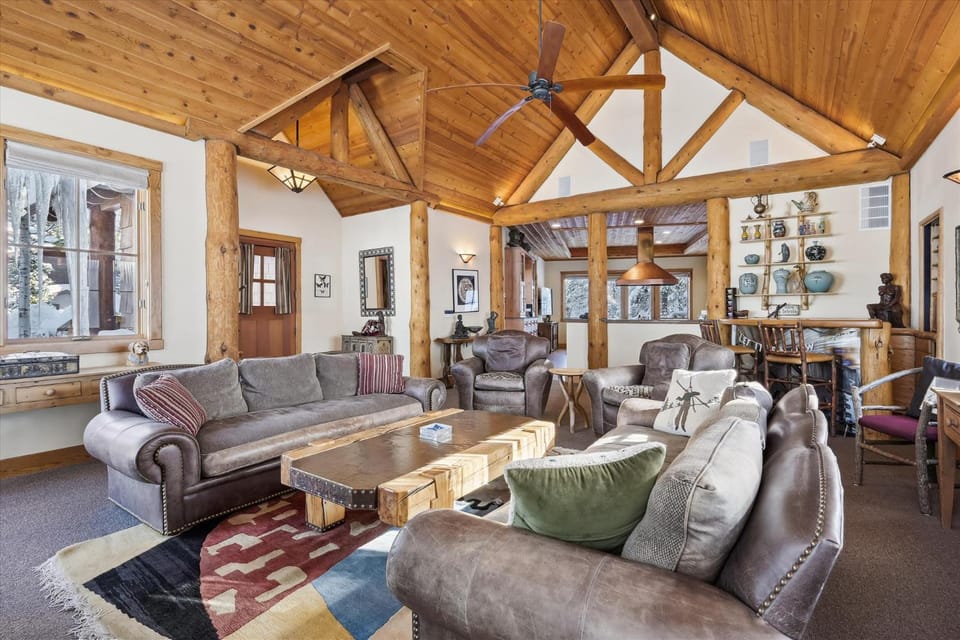 Silverado Lodge at Palisades - 4BR w Private Hot Tub & Ski Shuttle House in Palisades Tahoe (Olympic Valley)