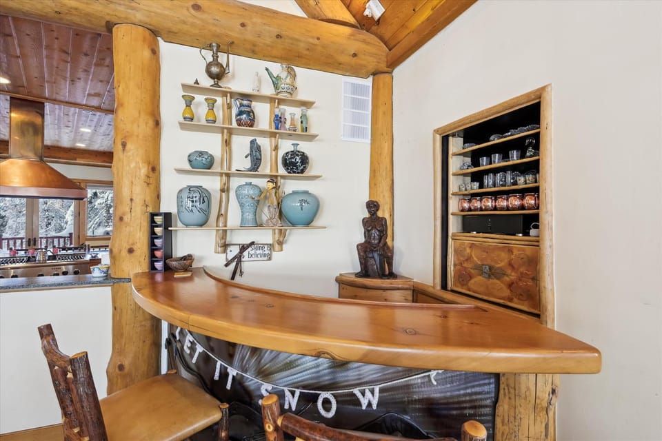 Silverado Lodge at Palisades - 4BR w Private Hot Tub & Ski Shuttle House in Palisades Tahoe (Olympic Valley)