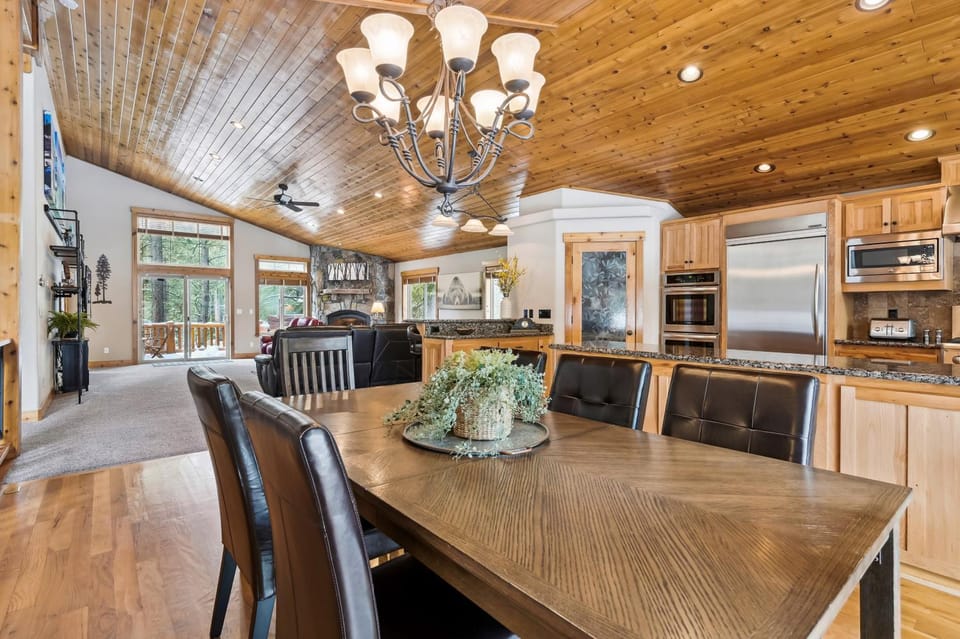 Ski View at Tahoe Donner - Stunning 4 BR w Private Hot Tub - HOA Amenities House in Truckee
