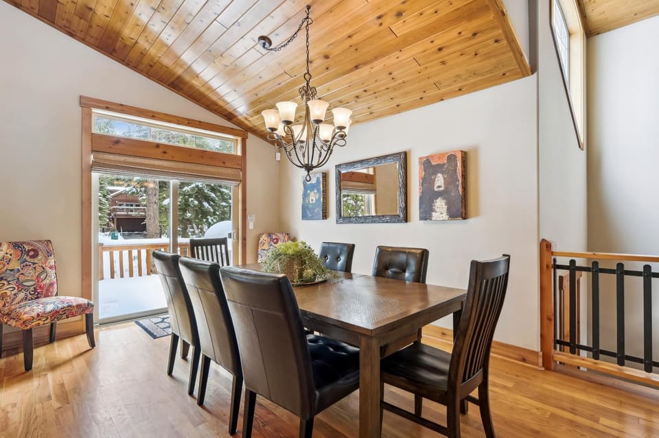Ski View at Tahoe Donner - Stunning 4 BR w Private Hot Tub - HOA Amenities House in Truckee