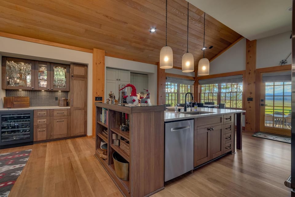 Skidder - Luxury 3500 sqft - Northstar 4BR w Game Room, Sauna, & HOA Amenities House in Sierra Nevada