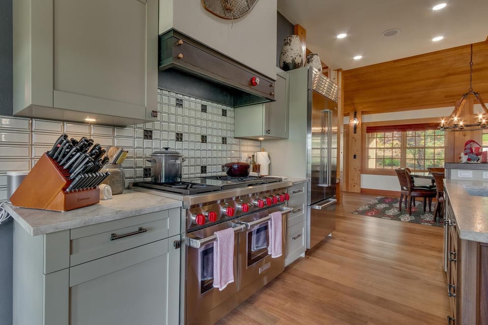 Skidder - Luxury 3500 sqft - Northstar 4BR w Game Room, Sauna, & HOA Amenities House in Sierra Nevada
