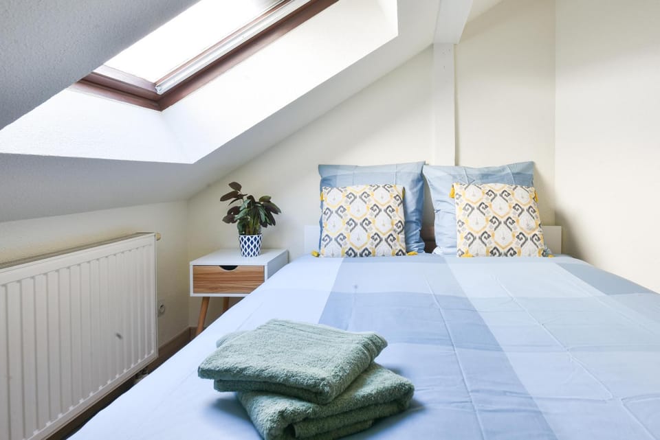 Bedroom, towels