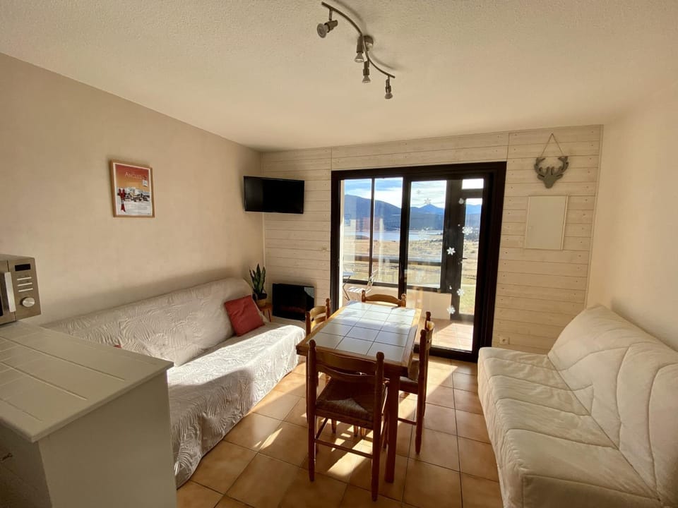 Les Angles - Appartement cosy T2 - 6 personnes avec parking et véranda - FR-1-758-15 Apartment in Catalonia