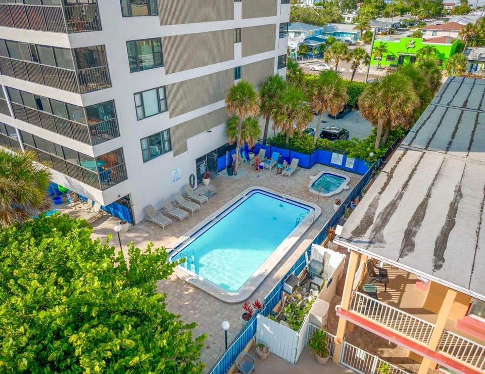 Property building, Neighbourhood, Bird's eye view, Garden, Hot Tub, Balcony/Terrace, Swimming pool, Parking