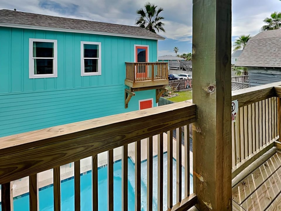 Property building, Neighbourhood, Balcony/Terrace, Pool view