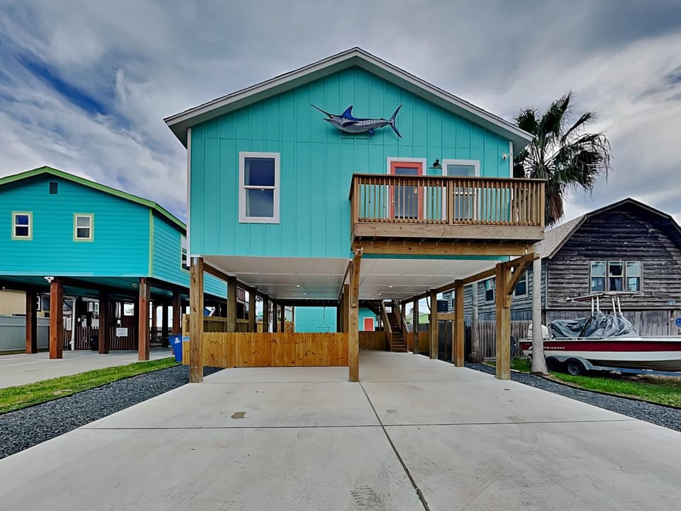 Property building, Facade/entrance, Balcony/Terrace, Parking