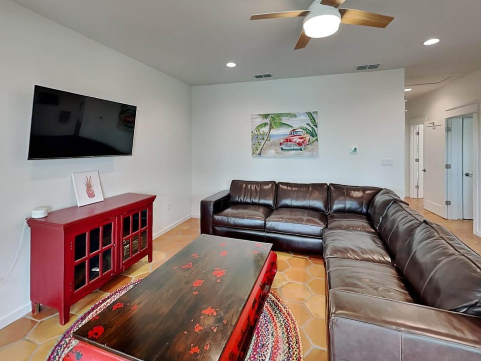 TV and multimedia, Living room, Seating area, furniture, air conditioner