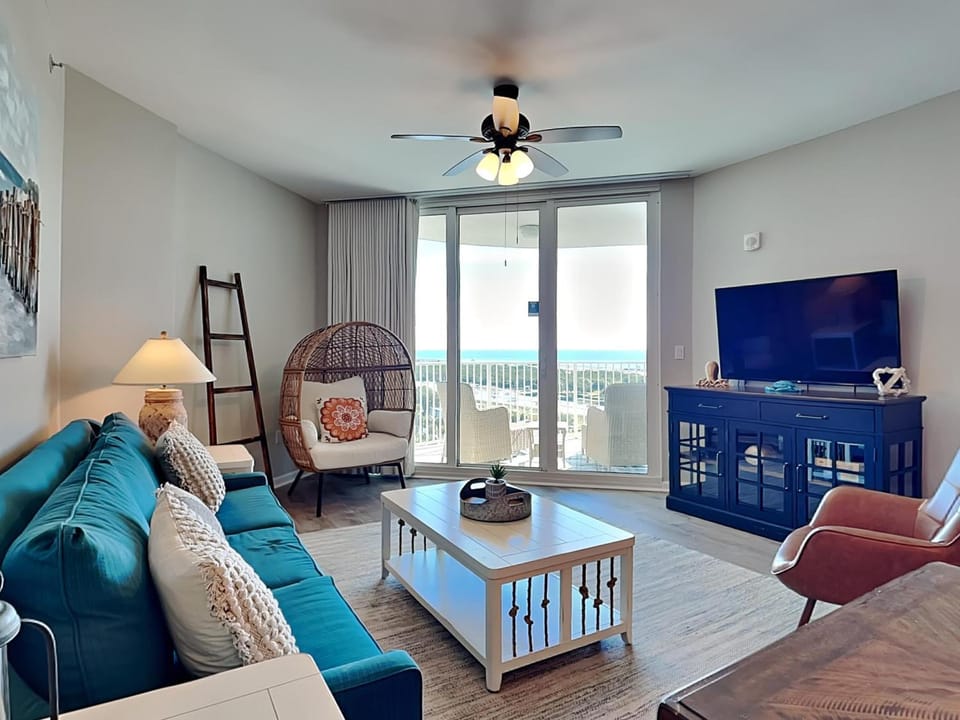 TV and multimedia, View (from property/room), Balcony/Terrace, Living room, Seating area, Sea view, furniture