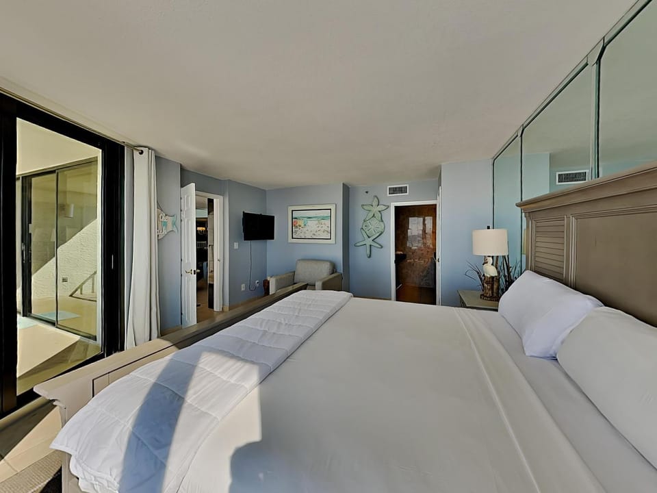 Bed, TV and multimedia, Balcony/Terrace, Seating area, Bedroom, furniture, air conditioner