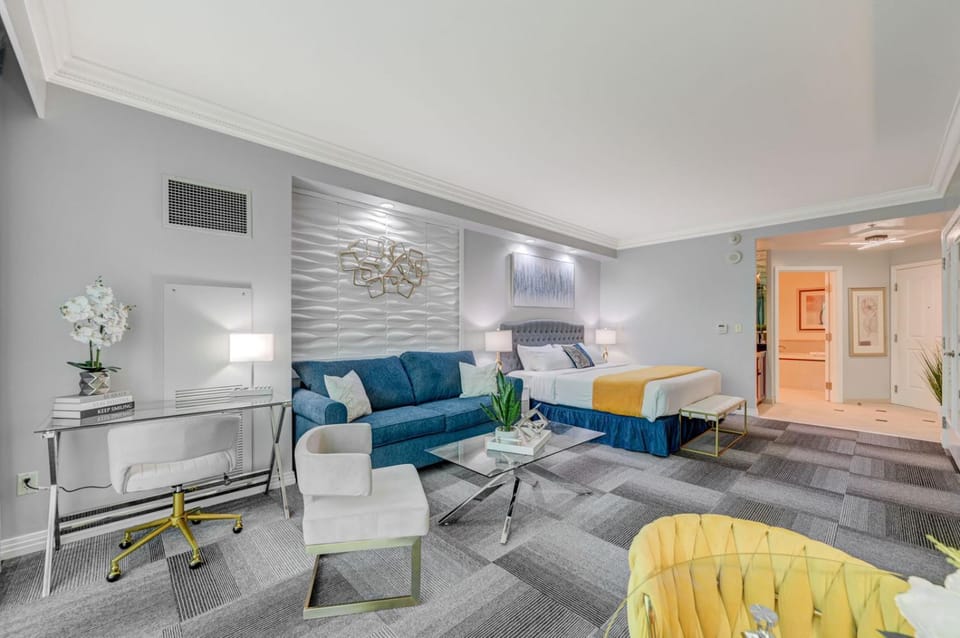 Bed, Living room, Photo of the whole room, Decorative detail, Seating area, Bedroom