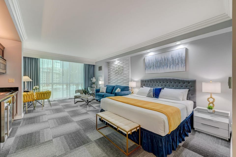 Bed, View (from property/room), Kitchen or kitchenette, Photo of the whole room, Seating area, Dining area