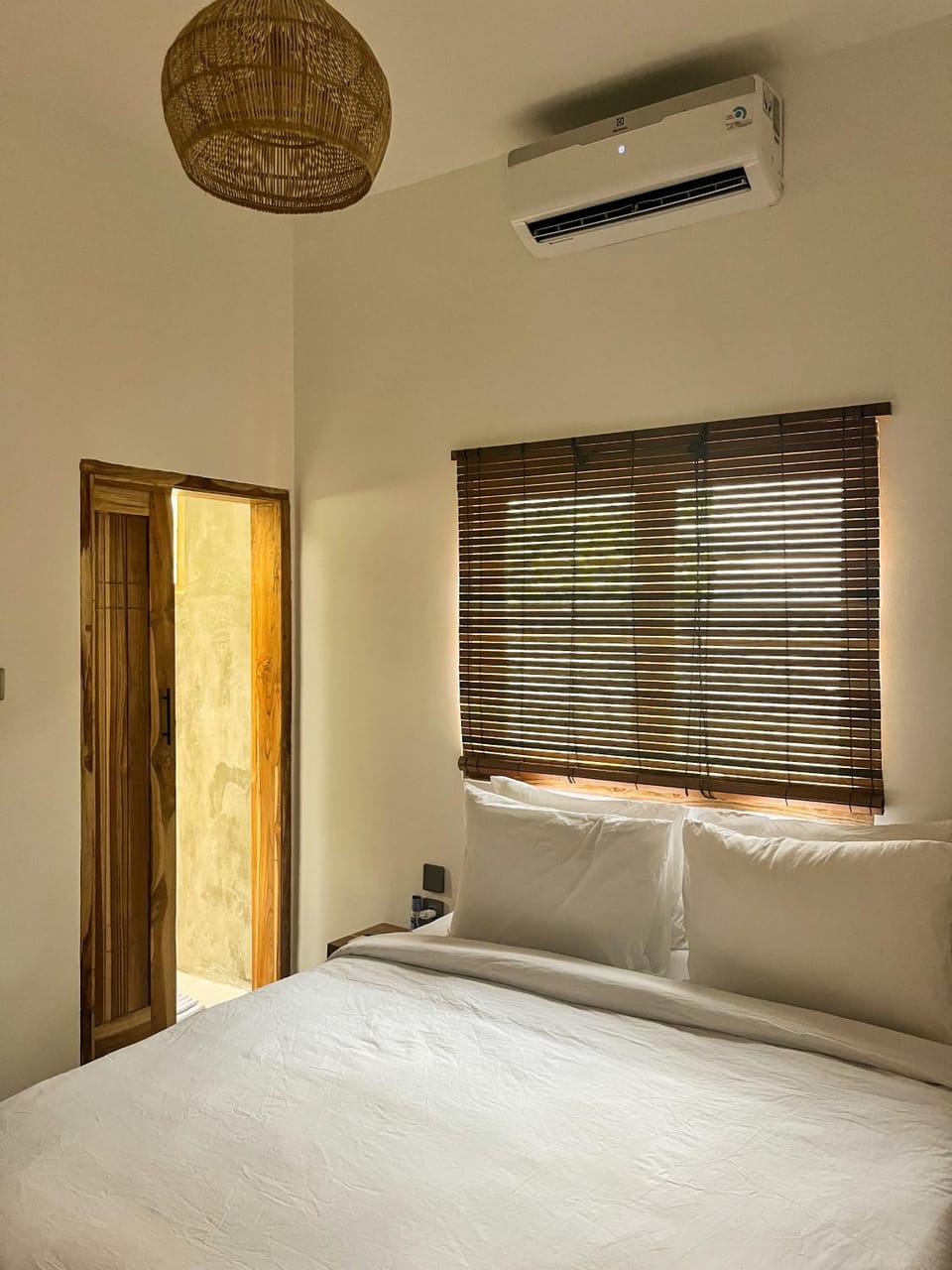 Bed, Photo of the whole room, Bedroom, air conditioner