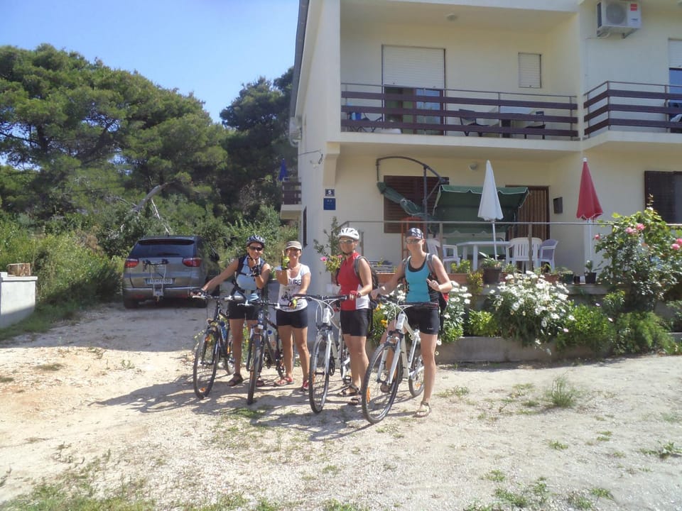 Facade/entrance, group of guests