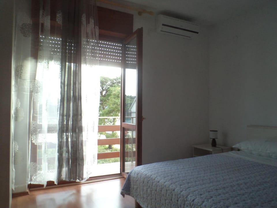 Bed, Bedroom, Sea view