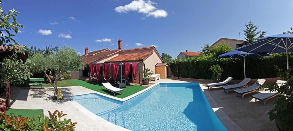 Swimming pool, Swimming pool