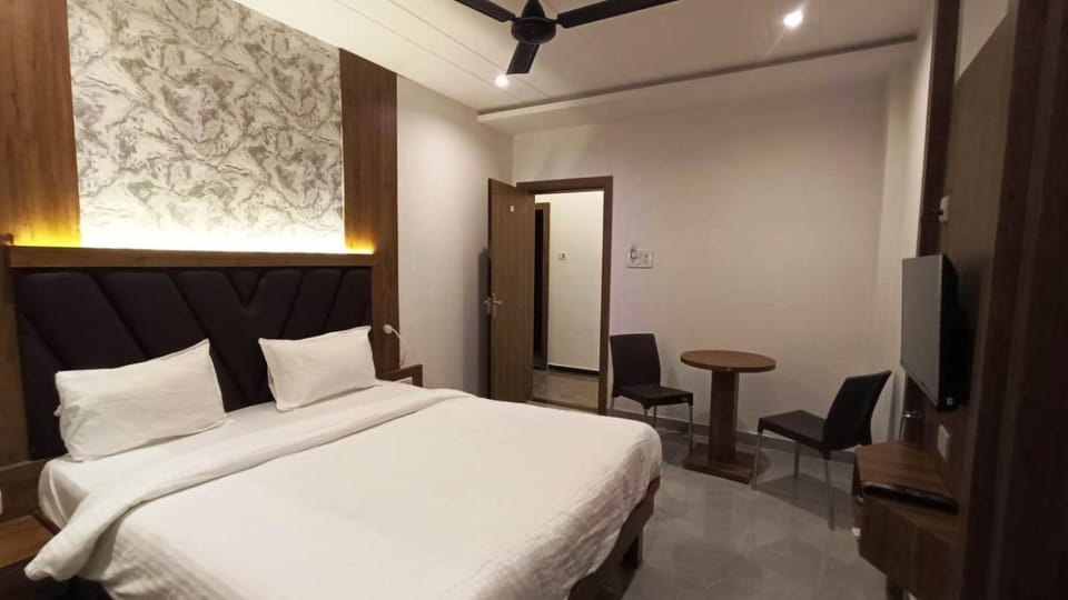 Bed, TV and multimedia, Seating area, Bedroom, wardrobe
