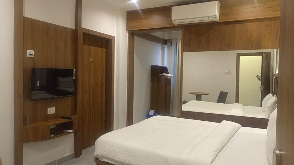 Communal lounge/ TV room, Bed, TV and multimedia, Photo of the whole room, Bedroom, hair dresser, air conditioner
