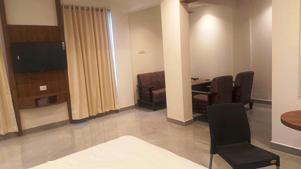 Bed, TV and multimedia, Living room, Photo of the whole room, Bedroom