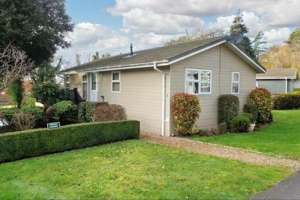 Property building, Day, Neighbourhood, Natural landscape, Street view