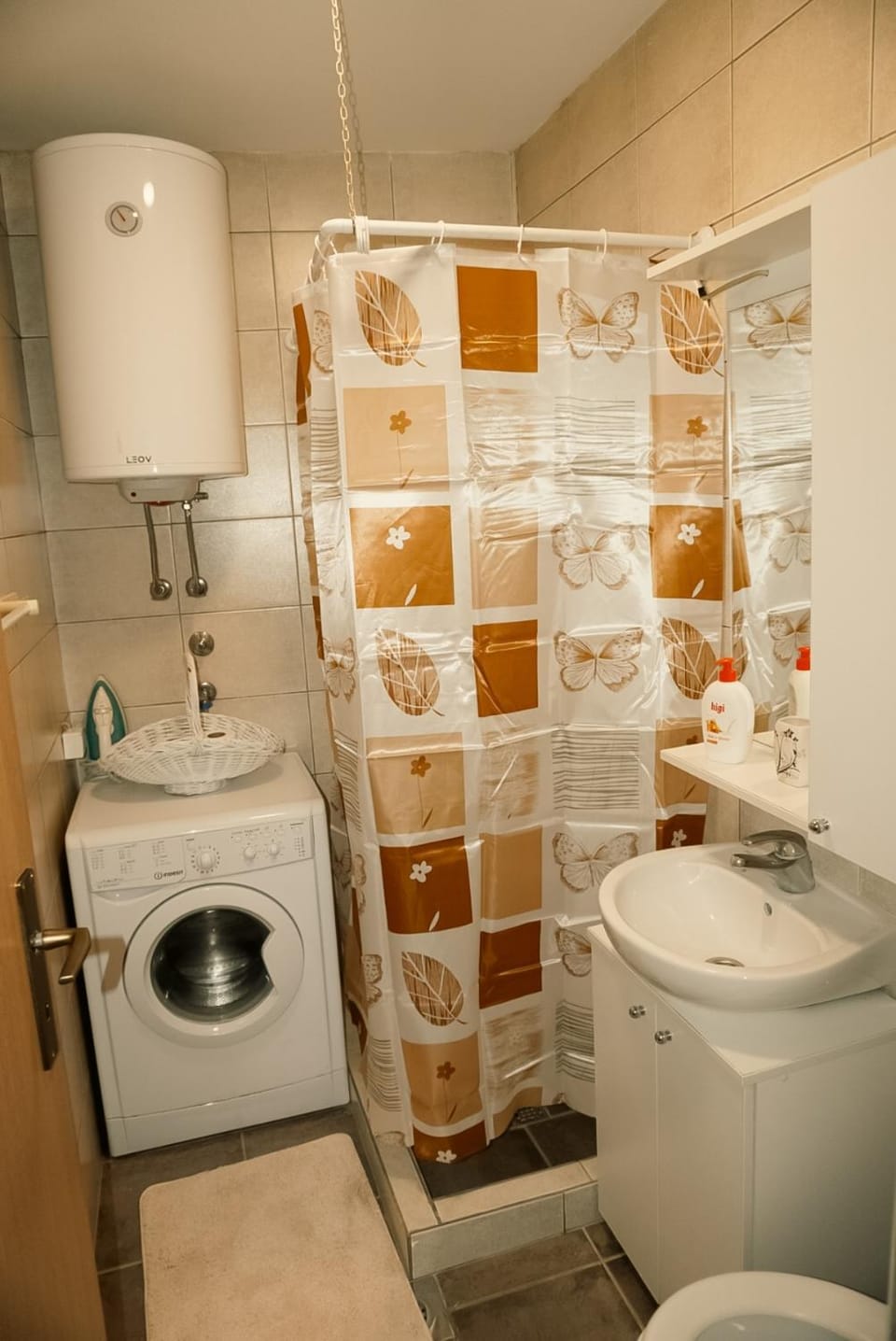 Shower, Toilet, Bathroom, towels, washing machine