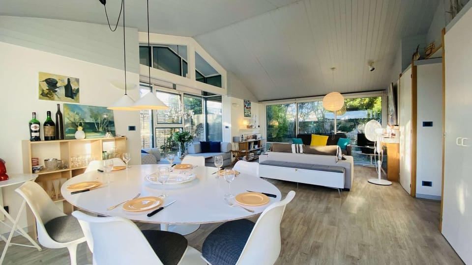 Communal lounge/ TV room, TV and multimedia, Living room, Seating area, Dining area